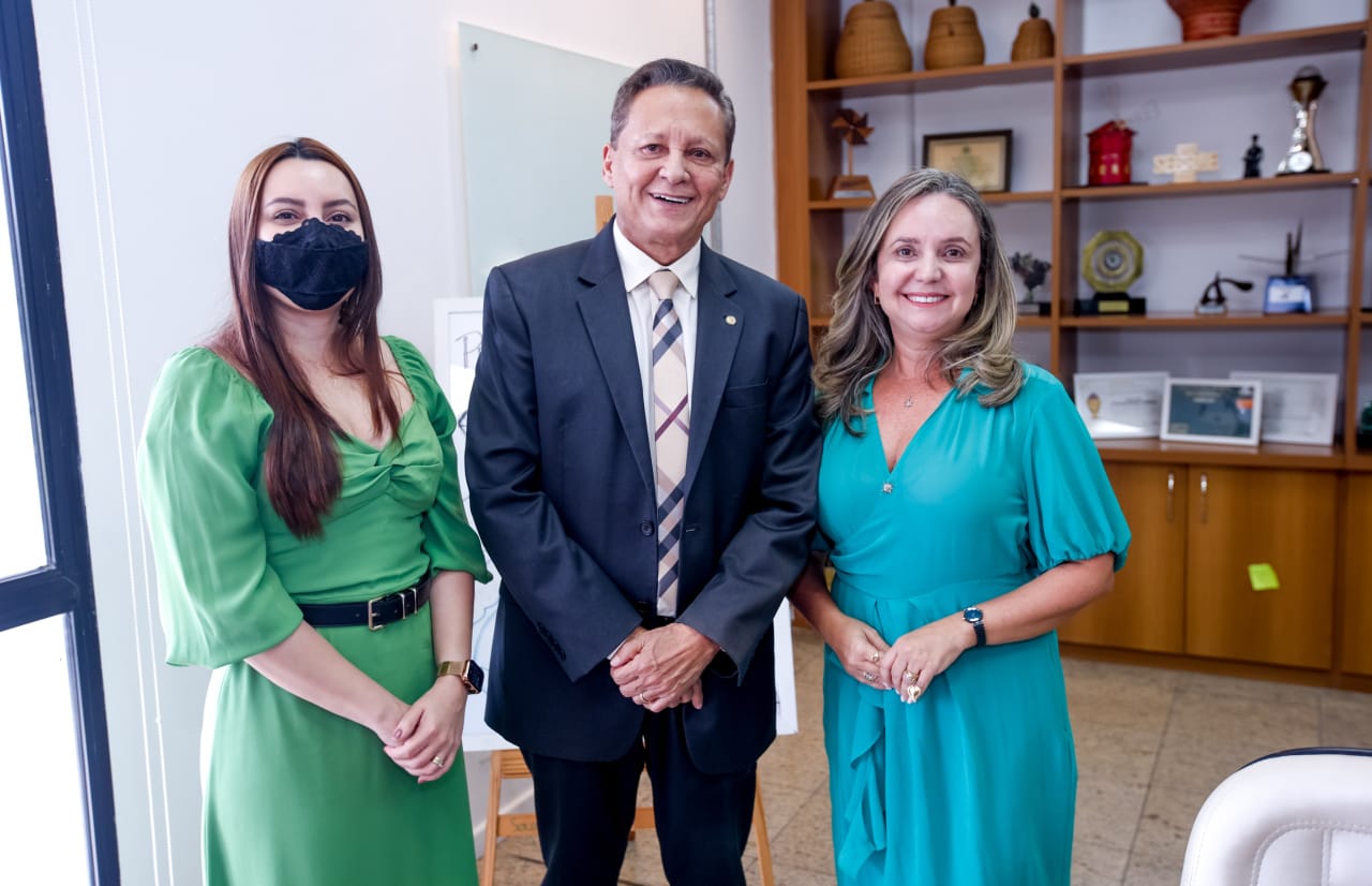 Sebrae e Frempeei assinam termo para impulsionar pequenos negócios no AM